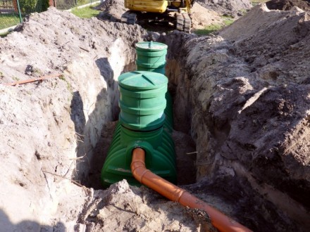 Szerokość wykopu powinna być szersza od wymiarów osadnika o ok. 60 cm